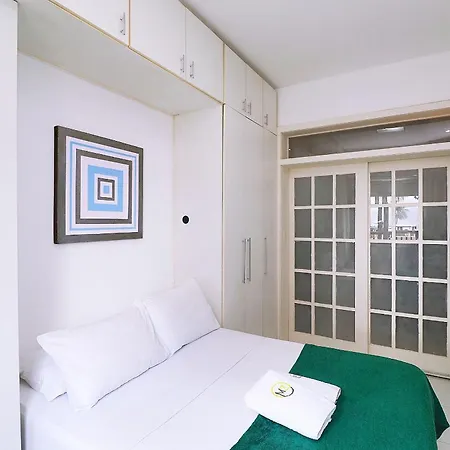 Studio na Avenida Atlantica de frente para a praia de Copacabana!